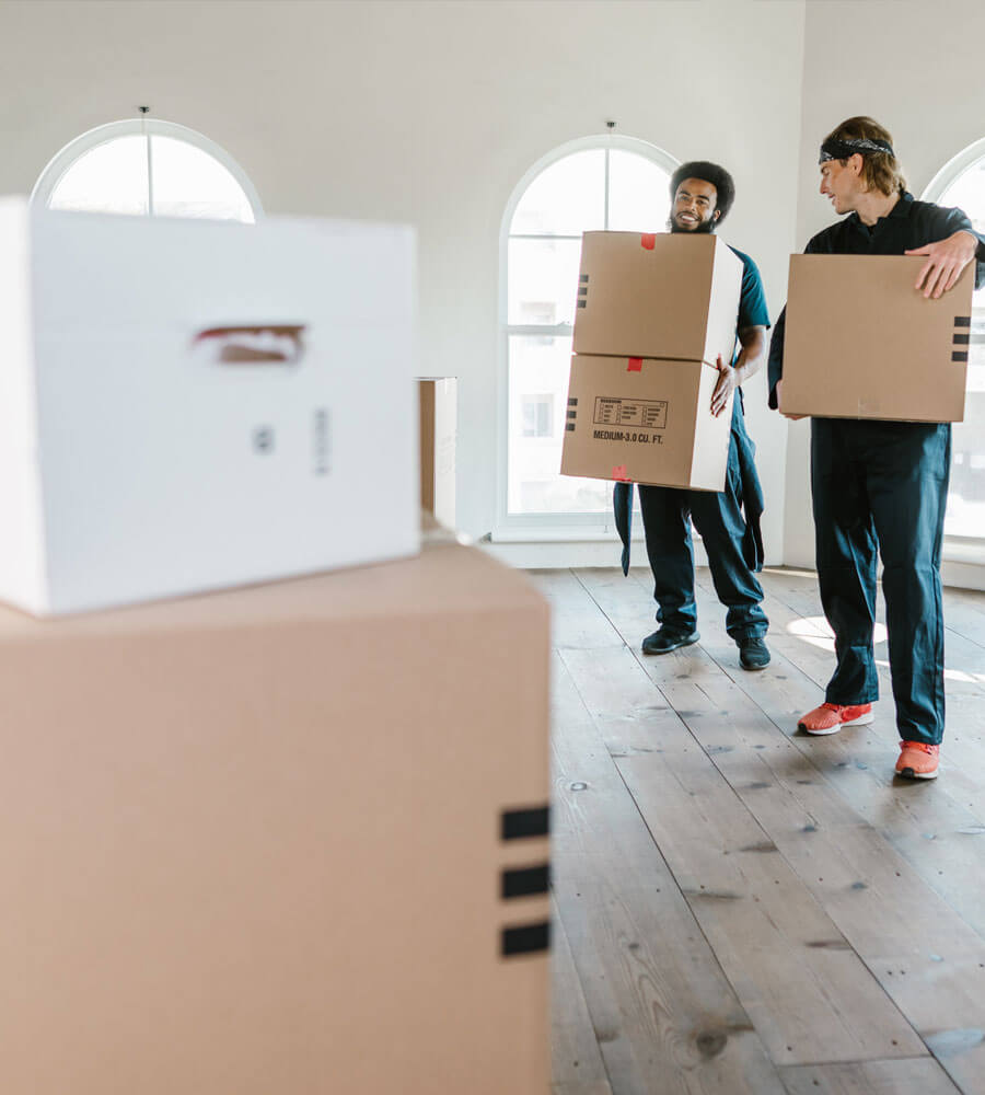 Picture of people holding boxes and preparing for move out cleaning